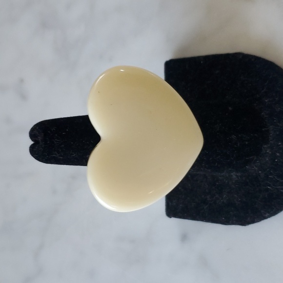 1980s Vintage Beige Plastic Heart Ring - Picture 7 of 7